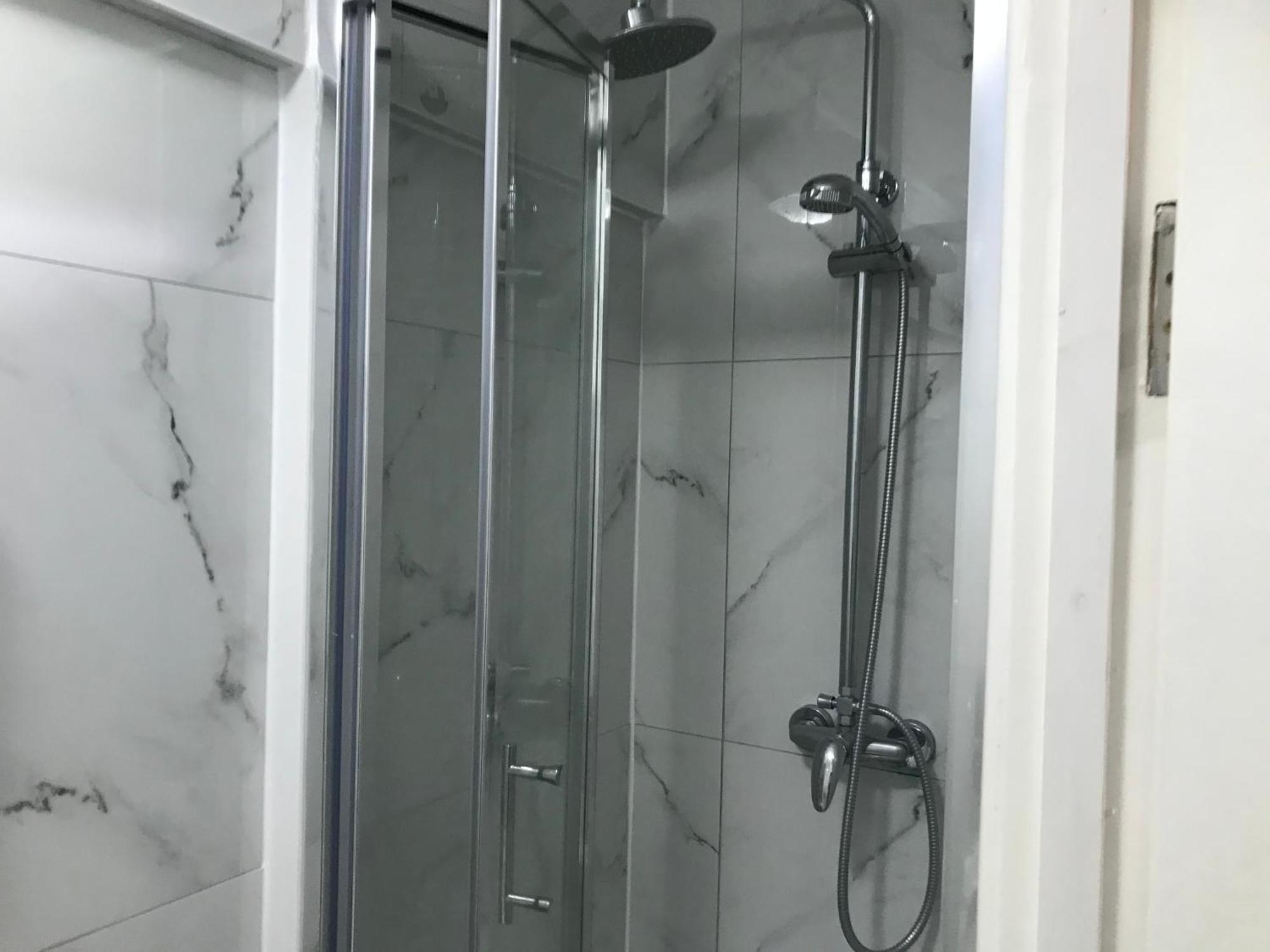 Ensuite With Kitchen Ext Large Room With Balcony In Zone 2 ロンドン エクステリア 写真