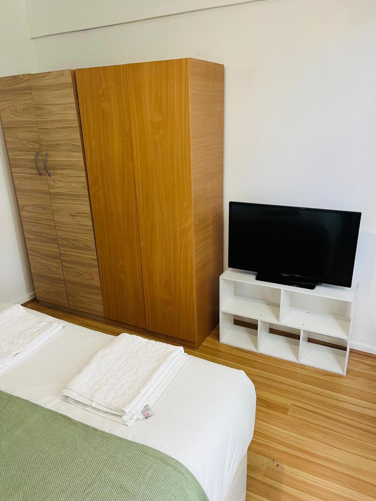 Ensuite With Kitchen Ext Large Room With Balcony In Zone 2 ロンドン エクステリア 写真